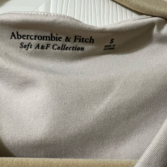 Abercrombie & Fitch Sleek Seamless Ruched Top. Color: taupe. Size: small - Picture 4 of 4